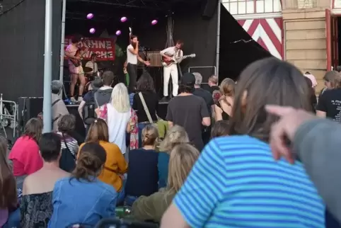 Nach anderthalb Stunden wollte das Publikum vor der Alten Feuerwache in Mannheim noch mehr von dem psychedelischen Krautrock.  F