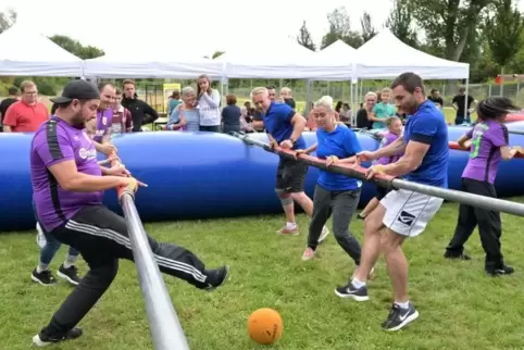 Fußball an der Stange: Beim „Human-Table-Soccer“-Turnier des Woogbachfests verlieren die „Pfalzkicker“ 0:3 gegen „Elektro Elite“