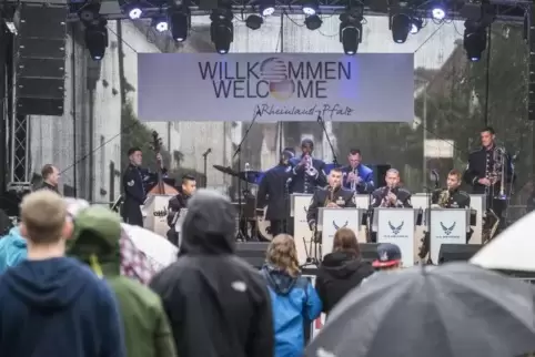 Am Samstag war das Freundschaftsfest in Ramstein leider verregnet: Als die USAFE-Band spielt, findet sie trotzdem ihre Zuhörer. 