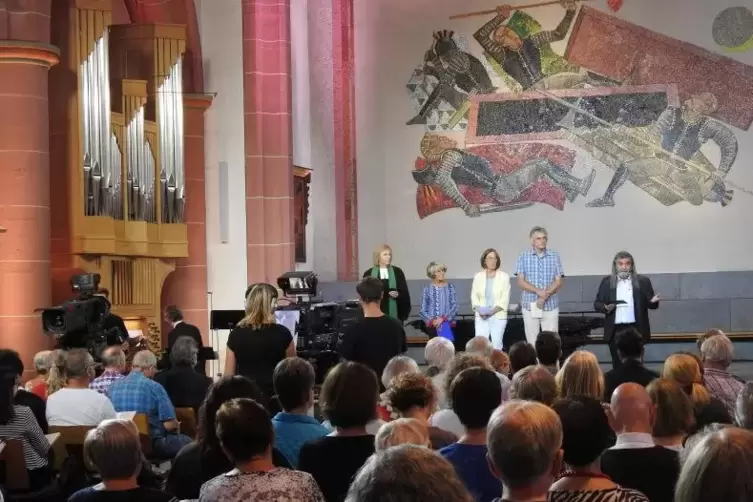 Kameras in der Stiftskirche: Simon Reichert an der Orgel, im Altarraum (v.l.) Pfarrerin Annette Leppla, Ulrike Werland, Jutta Di