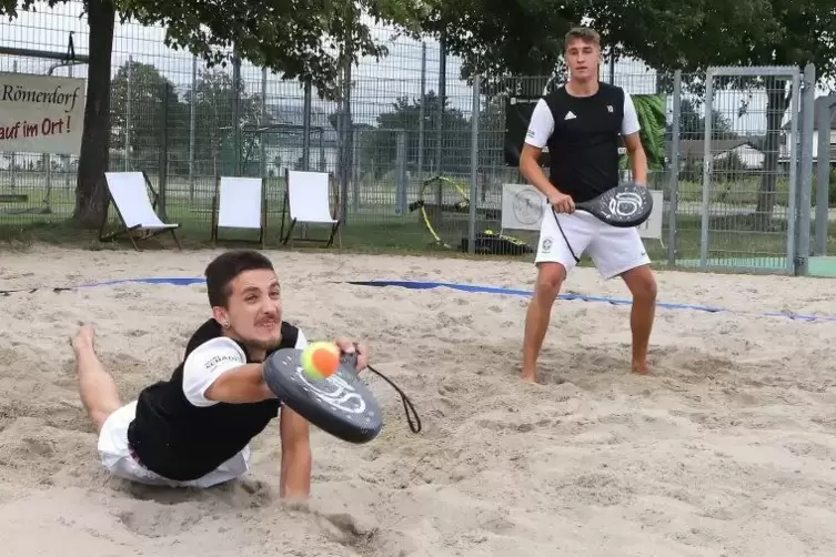 Jannis Notheis und Andre Montillon (links) versuchen, den Ball in der Luft zu halten.  Foto: Iversen