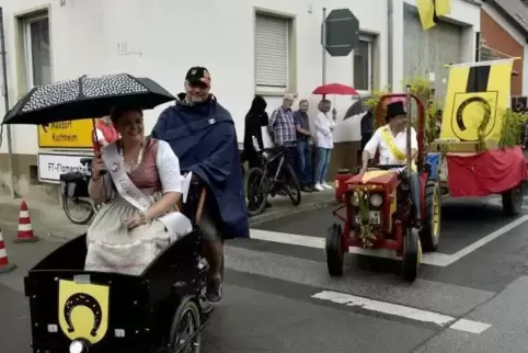 Premiere im Vorort Eppstein: Zum ersten Mal gibt es mit Kathrin Hinkel eine Kerwemaid. Sie ließ sich beim Umzug von Ortsvorstehe
