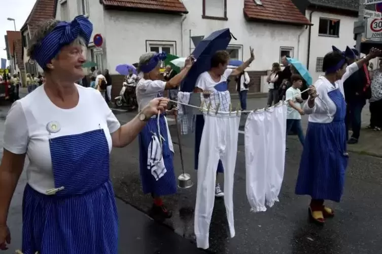 Diese schicke W&auml;sche der Gymnastikgruppe des TSV wurde beim Nieselregen wohl eher nass, als trocken.  Foto: BOLTE
