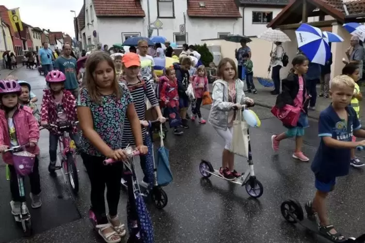 Auf zwei R&auml;dern: Sch&uuml;ler der Grundschule Eppstein-Flomersheim. Foto: BOLTE