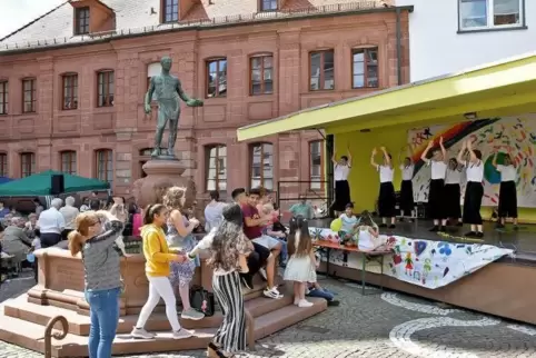 Das Patchwork-Theater des IB begeisterte die Besucher des multikulturellen Freundschaftsfestes rund um den Schusterbrunnen.  Fot