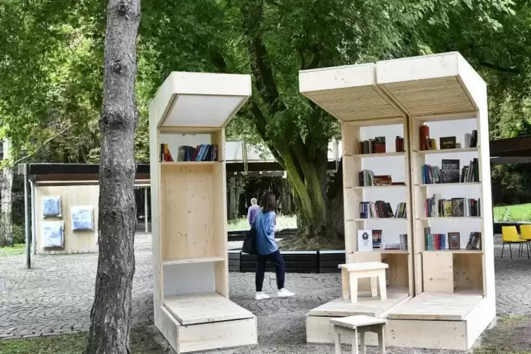 Hier darf geschmökert und diskutiert werden: die mobile Bücherei.  Foto: KUNZ