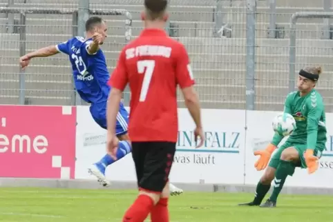 Die Riesenchance zum 1:0, doch FKP-Stürmer Konstantinos Neofytos schießt auf den Körper von Rafael Zbinden, dem Schweizer im Fre
