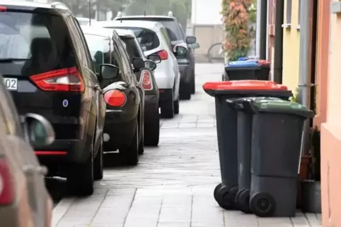 Wenn Autos zu weit auf dem Gehweg parken, ist das immer wieder ein Ärgernis.  Foto: dpa/uli Deck