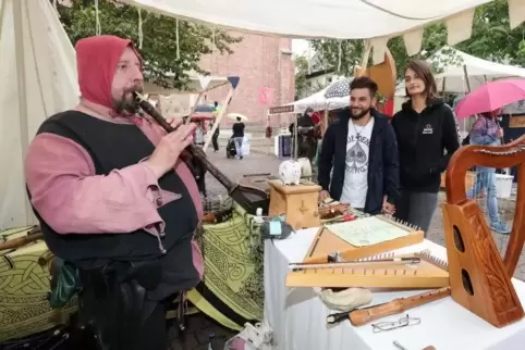 Musikinstrumente gibt es auch auf dem Mittelaltermarkt. Foto: Lenz
