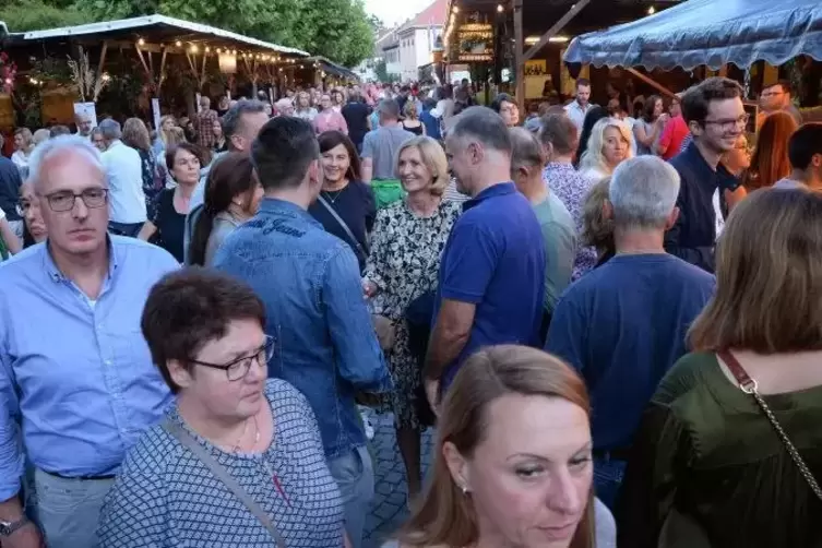 Zur Weinkerwe in Deidesheim wird es immer voll auf der Kerwemeile. Foto: Linzmeier-Mehn