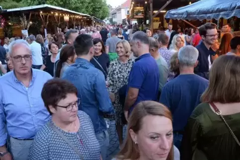 Zur Weinkerwe in Deidesheim wird es immer voll auf der Kerwemeile. Foto: Linzmeier-Mehn