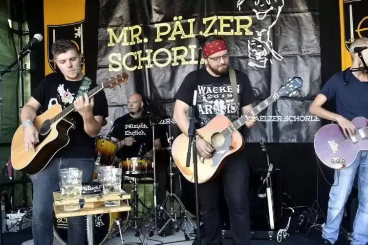 Dialektrock ist ihr Markenzeichen: Seit drei Jahren tingelt Mr. Pälzer Schorle beim Wurstmarkt mit Akustikgitarren durch die Wei