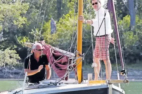 Mit der „MaNoor“ sind die RHEINPFALZ-Redakteure Fabian Lovisa (links) und Andreas Ganter auf dem Otterstädter Altrhein unterwegs