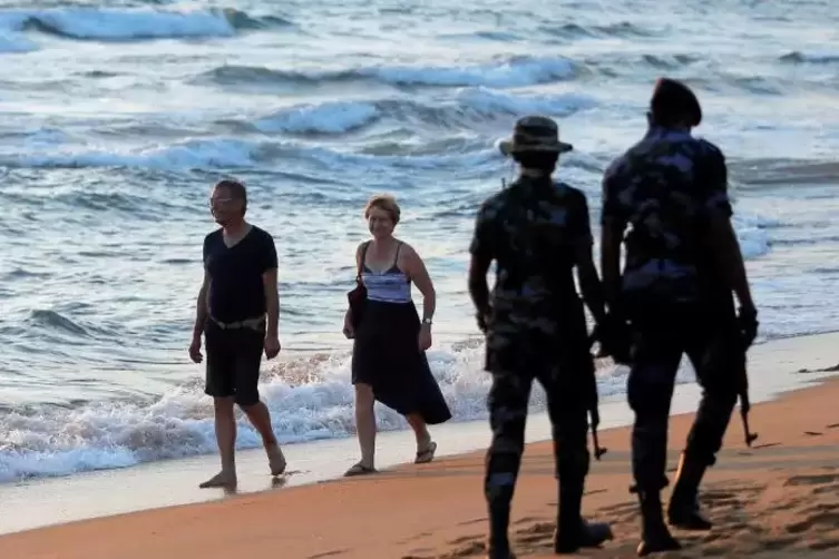 Begegnung an einem Strand nahe der Hauptstadt Colombo.  Foto: REUTERS