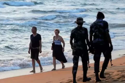 Begegnung an einem Strand nahe der Hauptstadt Colombo.  Foto: REUTERS