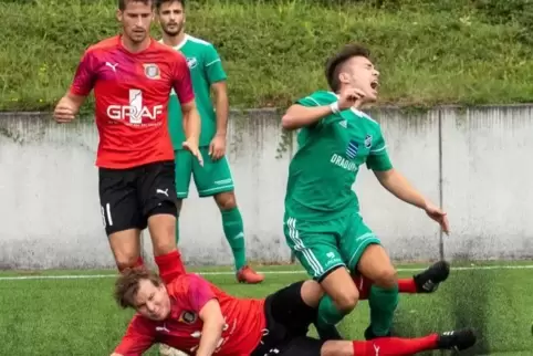 Foul: Billigheims Timo Steigner (am Boden) grätscht Altleiningens Florian Metz um.  Foto: Paul