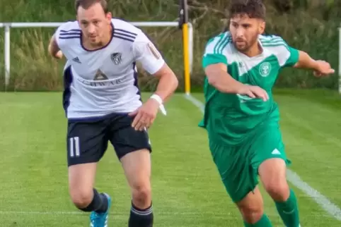 Laufduell um den Ball zwischen Kirchheims Jonas Tebel (links) und Grünstadts und Deniz Ali.  Foto: Paul