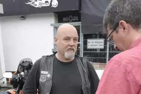 Frank Kreutzenberger im Gespräch mit Volker Endres (rechts). Der Motorradclub Iron Cross veranstaltete am Samstag einen Tag der 
