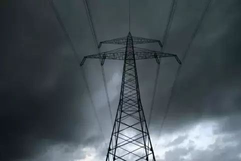 Wegen eines Gewitters war am Sonntagabend in mehreren Donnersberger Gemeinden bis zu einer Stunde der Strom „weg“.  Foto: DPA