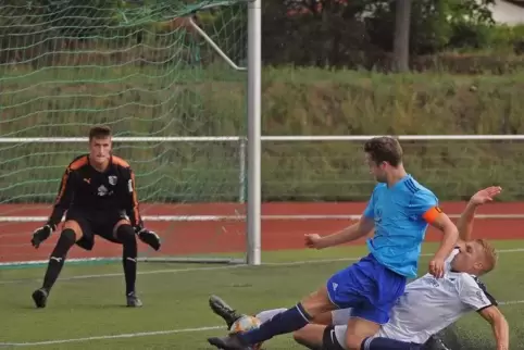 Ex-Wachenheimer trifft Wachenheimer: Der Neu-Mußbacher Robert Devel (weißes Trikot) stoppt Patrick Stephan.  Foto: tvl