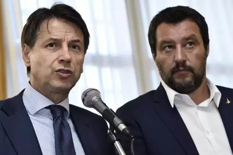 Bis vor Kurzem Partner: Ministerpräsident Giuseppe Conti (links) und Matteo Salvini, Innenminister und Chef der Lega.  Foto: dpa