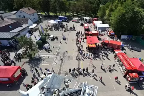 Aus 27 Metern Höhe von der Drehleiter fotografiert: der Kreisfeuerwehrtag in Dudenhofen.  Foto: Lenz