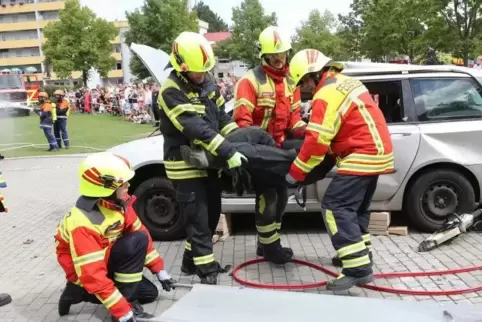 Ein Auto fährt in ein Haus. Menschen sind eingeklemmt. Wie in einer solchen Situation die Verletzten gerettet werden, zeigen Weh