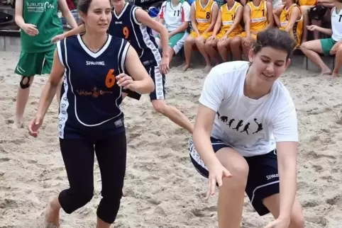 Spaß ist den Beachbasketballern beim Turnier in Deidesheim wichtig – auf dem Feld sowie auf den Zuschauerrängen (unser Bild zeig