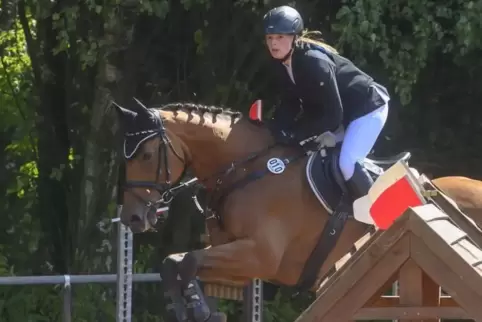 Verpassten die Platzierungen im A*-Stilspringen um ein Zehntelpünktchen: Katharina Gauch von der CJD-Sportgemeinschaft Wolfstein