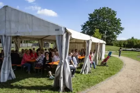 Diesmal war das Wetter gut: Mit Zelt und Musik wurde der neue Klostergarten gefeiert.  Foto: VIEW