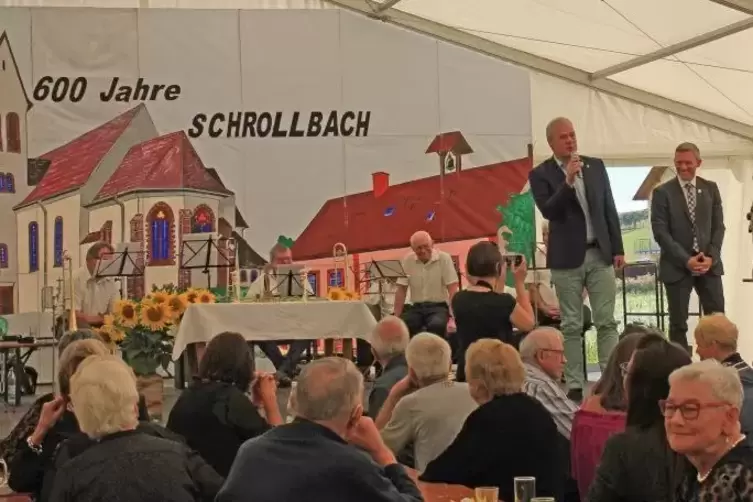 In Spendierlaune: Ralf Hechler (auf der Bühne links) gibt das Geld für die 200 Liter Freibier. Das freut die Festgäste im Schrol