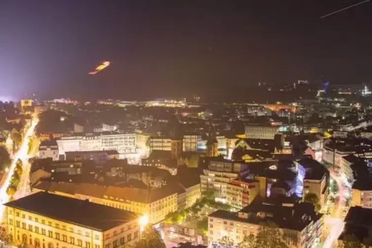 Die Lichter einer Stadt wie Kaiserslautern machen die Nacht zum Tage – mit Folgen für die Umwelt.  Foto: Muecksch/frei