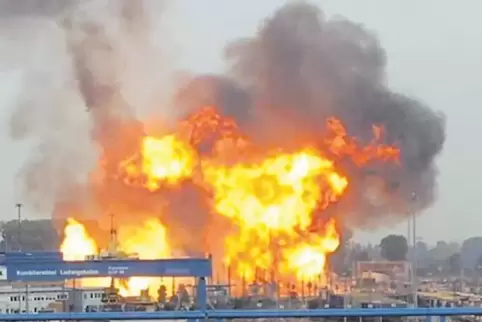 Inferno am BASF-Nordhafen: Im Oktober 2016 ließ ein Feuer eine Ethylen-Fernleitung bersten. Mittlerweile soll eine Brandschutz-S