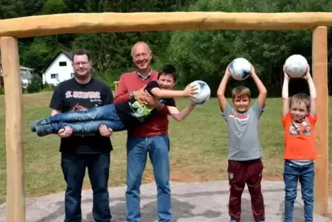 3:0 für die Kicker, die im Bruch wieder richtig Fußball spielen können. Die neuen Tore sind da. Rainer Spang, der Beigeordnete R