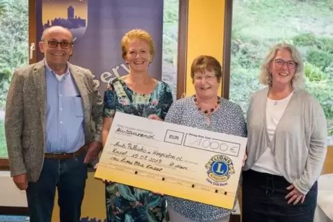 Bei der Spendenübergabe (von links): Ulrich Ernst (Lions), Beate Schmitt (Caritas), Hildegard Marx (Präsidentin Lions Club) und 