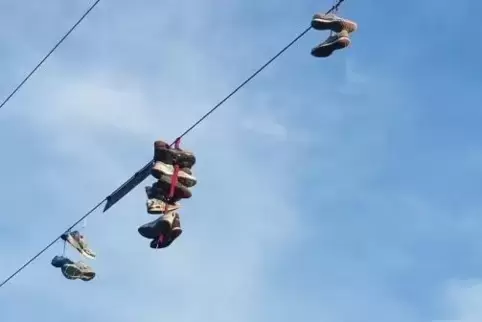 Mundenheim: Schuhe an einer Oberleitung.  Foto: arts