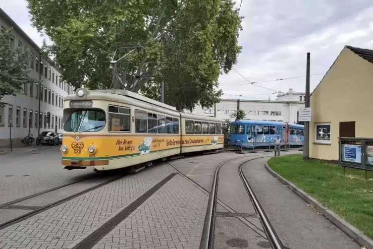 Weil die historische Straßenbahn (rechts hinten in Blau) nicht mehr selber fahren durfte, wurde sie von einem Schleppfahrzeug (l