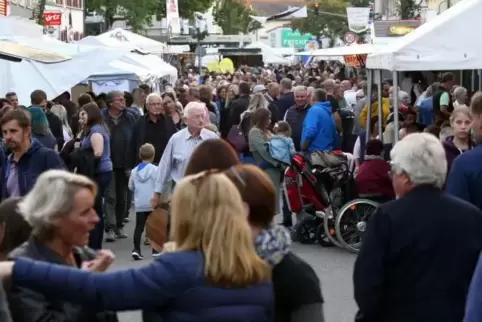 Beliebter Treffpunkt: das Straßenfest in Rheingönheim. Archivfoto: KUNZ