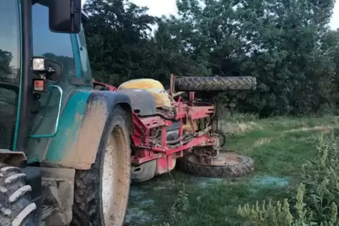 Der umgestürzte Anhänger verliert 1000 Liter Spritzmittel. Die andere Hälfte kann aufgefangen werden.  Foto: Feuerwehr