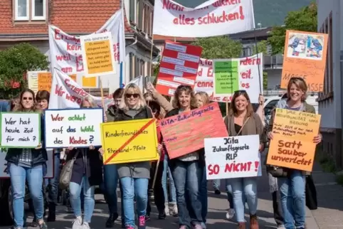 In Edenkoben demonstrierten im Mai rund 80 Betreuerinnen und Eltern gegen das Gesetz.  Foto: Iversen