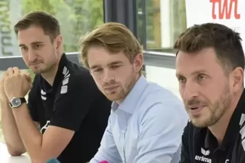 Vorfreude: Kapitän Gunnar Dietrich (links) und Trainer Ben Matschke (rechts). Mitte: Eulen-Sprecher Maximilian Haas. Foto: KUNZ