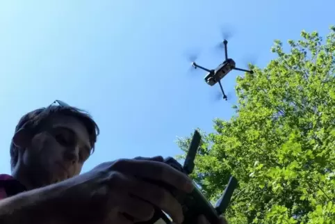 Christian Frank,Leiter des Forstreviers Bitburg-West, lässt eine Drohne über ein Waldstück fliegen. Foto: dpa