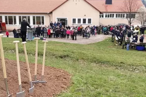 Das Contwiger Schulhaus – hier ein Foto vom Spatenstich für den neuen Kindergarten im Frühjahr – braucht Platz für eine dritte e