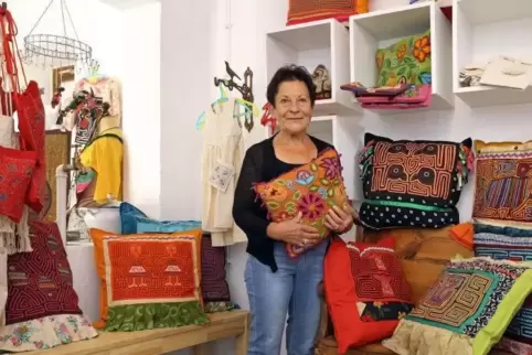 Gudrun Zoller in ihrem Verkaufs- raum mit indianischem Kunst- handwerk, das sie selbst aus dem südamerikanischen Hochland nach D