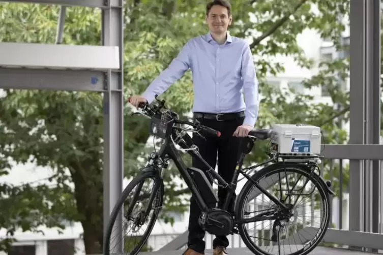 Professor Daniel Görges arbeitet an mehr technischer Sicherheit für Fahrradfahrer.   Foto: VIEW