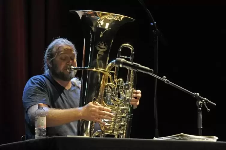 Andreas Martin Hofmeir, Tuba-Prof am Mozarteum in Salzburg mit Vorliebe für Kleinkunst, kommt zum zweiten Mal nach 2016 in die L