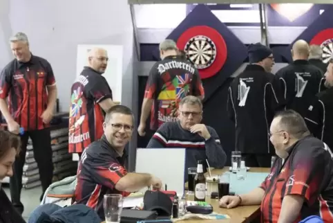 Ablösung: Uwe Schmitt (vorne links) hört nach vielen Jahren als Kapitän der Mannschaft des Dartvereins Kaiserslautern auf und üb