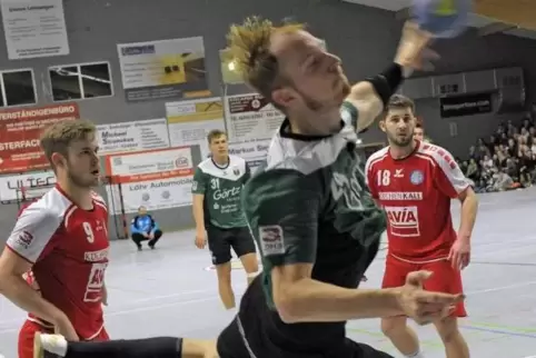 Daniel Lanninger (am Ball, hier im Spiel gegen Oftersheim/Schwetzingen) ist ein Führungsspieler beim Handball-Drittligisten TV H