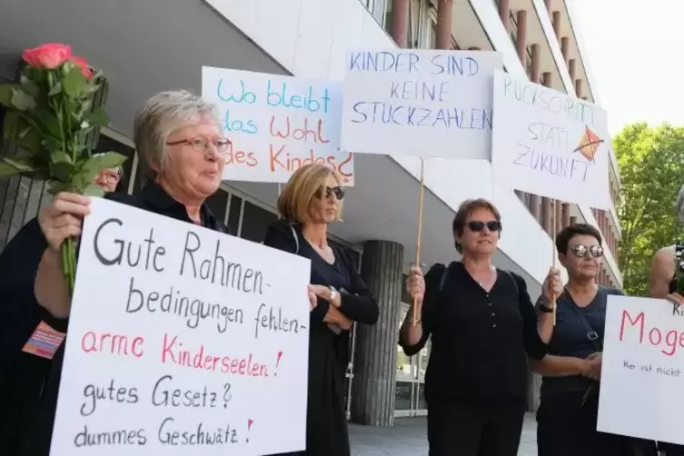 Erzieherinnen demonstrieren am Mittwoch in der Nähe des Mainzer Landtags gegen die Neufassung des Kita-Gesetzes.  Foto: dpa