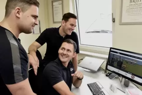 Markus und Martin Holl sowie Marcel Jäger (von links) freuen sich, dass ihr Internetportal für Handwerksbetriebe gut ankommt. Fo